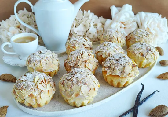 Brioche with almond filled with custard and praline