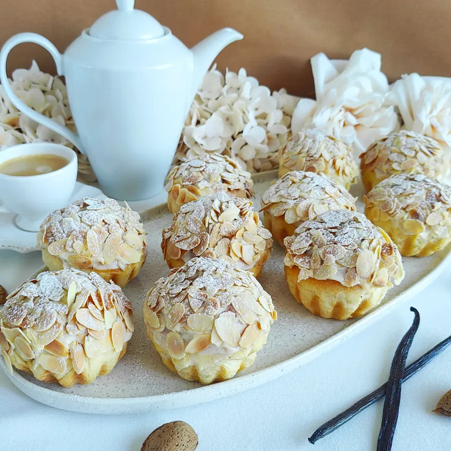 Brioche with almond filled with custard and praline