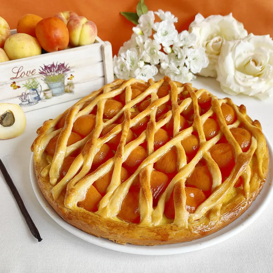 Apricot lattice cake