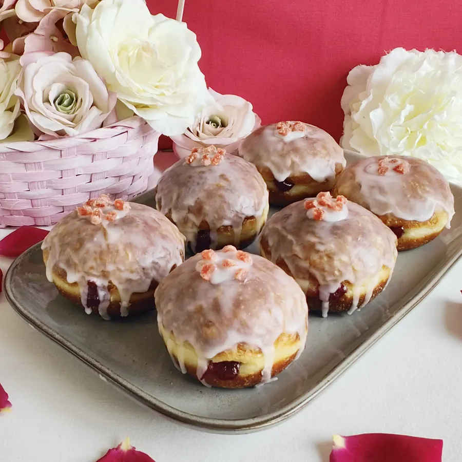 Pączki con confitura de rosas