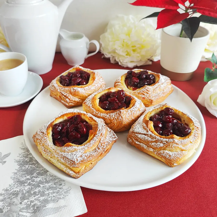 Danesas con guindas y crema pastelera