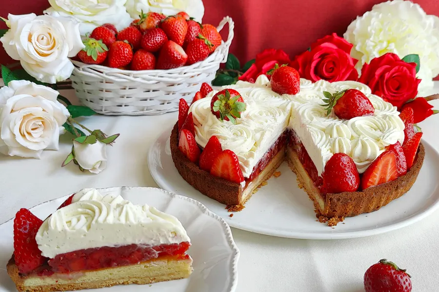 Strawberry almond tart