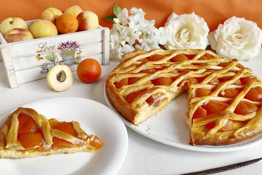 Apricot lattice cake