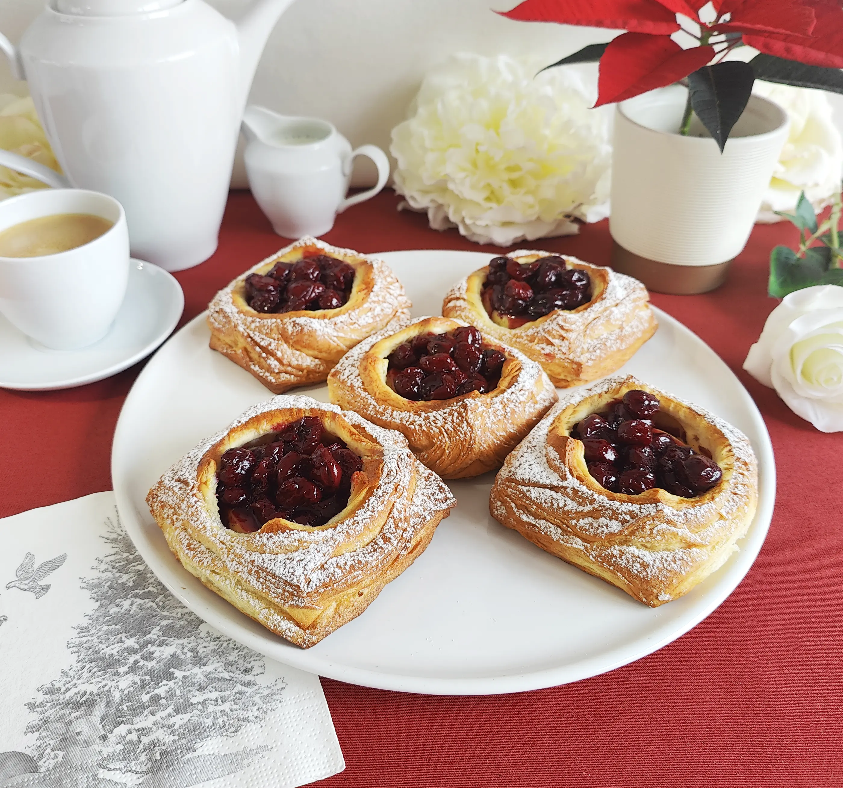 Danesas con guindas y crema pastelera