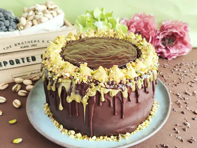 Pistachio chocolate cake