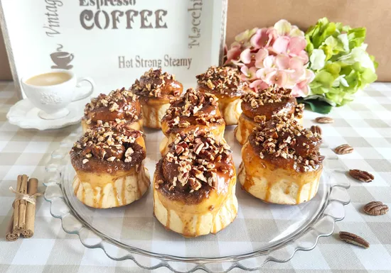 Rollitos de canela con tofe y pecanas