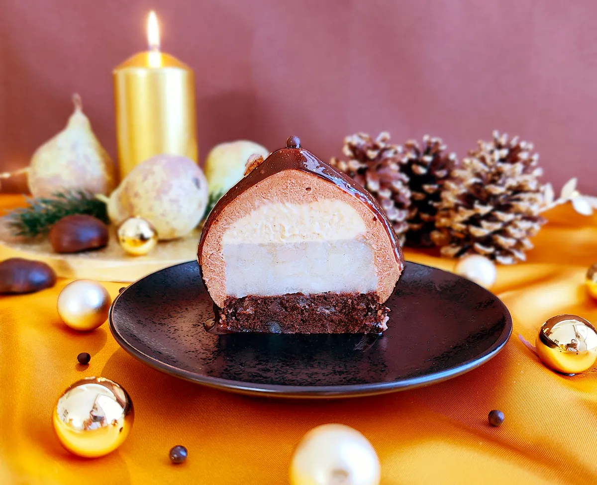/assets/images/recipes/chocolate-pear-chestnut-yule-log/2.webp