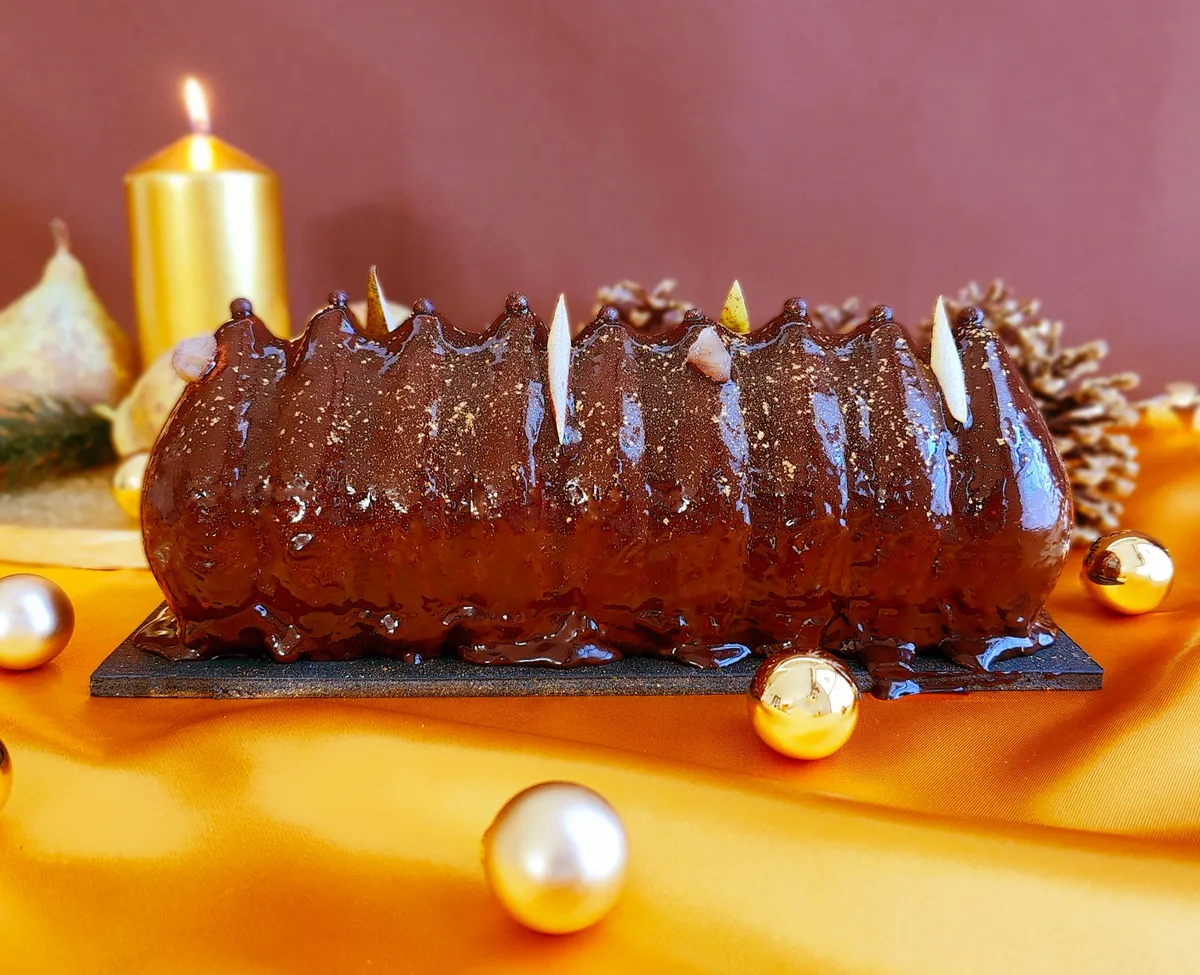 /assets/images/recipes/chocolate-pear-chestnut-yule-log/4.webp